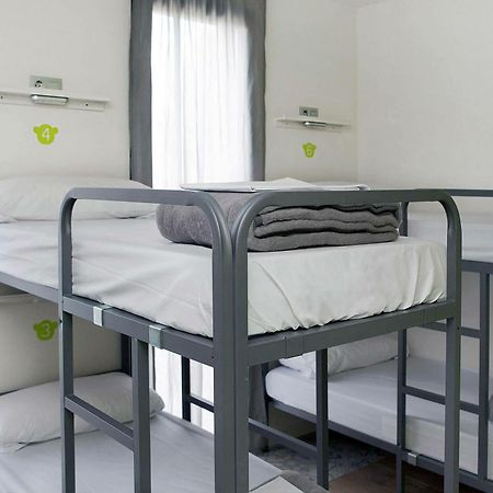 Meeting Point Hostels Барселона Экстерьер фото